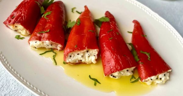 Lezzetli Tarif: Peynir Dolgulu Kırmızı Biberler (Meze ya da Kahvaltılık)