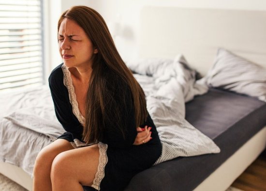 Adet Sancısı: Kadınların Hayatındaki Belirleyici Bir Durum - Nedenleri, Semptomlar ve Tedavi Yöntemleri