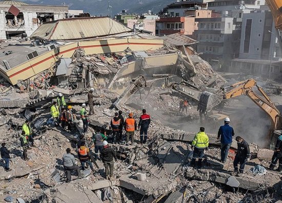 Depremde 150 Kişinin Öldüğü Sitenin Müteahhidi Yakalama Kararına Rağmen Mal Varlığını Sattı!