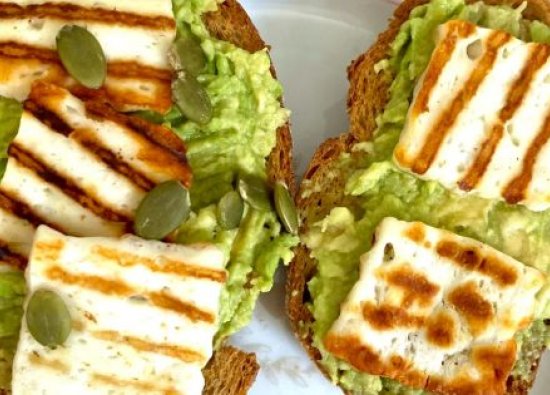 Sağlıklı Lezzetlerin En Pratik Tarifi: Avokadolu ve Hellimli Kızarmış Ekmek