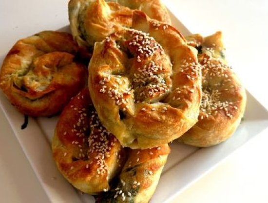Hazır Yufkadan Ispanaklı Gül Böreği Tarifi - Kolay ve Lezzetli Börek Tarifleri