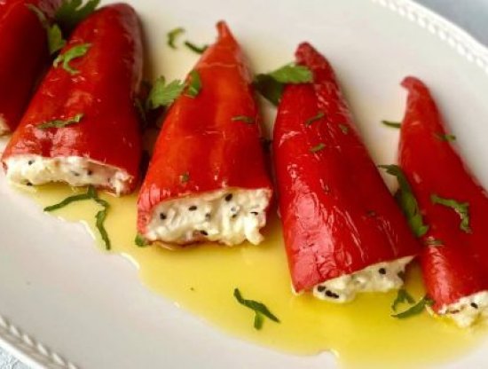 Lezzetli Tarif: Peynir Dolgulu Kırmızı Biberler (Meze ya da Kahvaltılık)