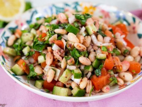 Lezzetli ve Besleyici: Piyazı Aratmaz Fasulye Salatası Tarifi